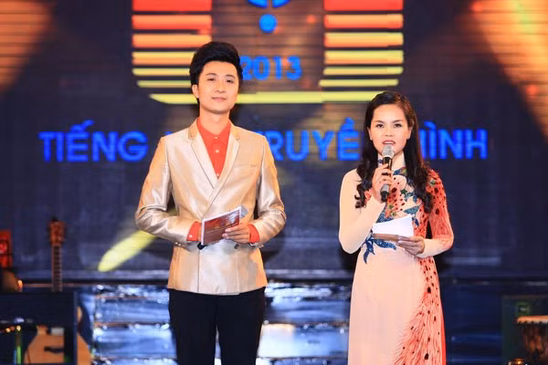 Cô chia sẻ: “Mỗi chương trình trực tiếp đều để lại những ấn tượng rất riêng, nhưng áp lực nhất là khi thực hiện chương trình Vị tướng của nhân dân cuối năm 2013. Đó là một chương trình không có tiếng vỗ tay, không có nụ cười, sân khấu, trang phục không rực rỡ màu sắc... mà chỉ có sự nghiêm trang trong từng câu chữ, chỉ có sự xúc động, và cả những giọt nước mắt". Với quan niễm: