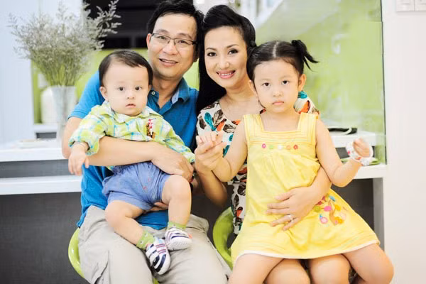 Với Phương Thảo, MC là nghề làm dâu trăm họ, kẻ ghét người thương nên phải luôn suy nghĩ, biến hóa để chọn được phong cách phù hợp theo từng chương trình. Hiện tại, không chỉ thành công trong sự nghiệp, cô còn có một gia đình hạnh phúc với một bé gái 5 tuổi và một bé trai sắp tròn 2 tuổi bên cạnh người chồng bác sĩ rất hiểu, thông cảm công viêc của vợ. Với Phương Thảo, MC là nghề làm dâu trăm họ, kẻ ghét người thương nên phải luôn suy nghĩ, biến hóa để chọn được phong cách phù hợp. Hiện tại, Không chỉ thành công trong sự nghiệp, cô còn có một gia đình hạnh phúc với một bé trai 5 tuổi và một bé gái sắp tròn 2 tuổi bên cạnh người chồng bác sĩ rất hiểu, thông cảm công viêc của vợ.