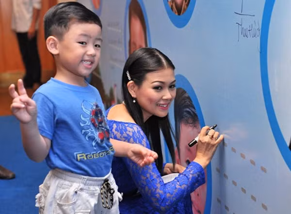 Quỹ thời gian của một nữ MC khi có gia đình không nhiều vì vừa phải dành cho công việc, vừa dành cho chồng con. Thế nhưng Quỳnh Giang lại rất tích cực tham gia các hoạt động xã hội, từ thiện, nơi nào cần là cô thu xếp đến ngay. Ngoài ra, cô còn hâm nóng tình yêu âm nhạc của mình sau hơn 10 năm bằng một album CD - DVD đầu tay mang tên Trên mảnh đất tình người vào tháng 10/2012. Quỹ thời gian của một nữ MC khi có gia đình không nhiều vì vừa phải dành cho công việc, vừa dành cho chồng con. Thế nhưng Quỳnh Giang lại rất tích cực tham gia các hoạt động xã hội, từ thiện, nơi nào cần là cô thu xếp đến ngay. Ngoài ra, cô còn hâm nóng tình yêu âm nhạc của mình sau hơn 10 năm bằng một album CD - DVD đầu tay mang tên Trên mảnh đất tình người vào tháng 10/2012.