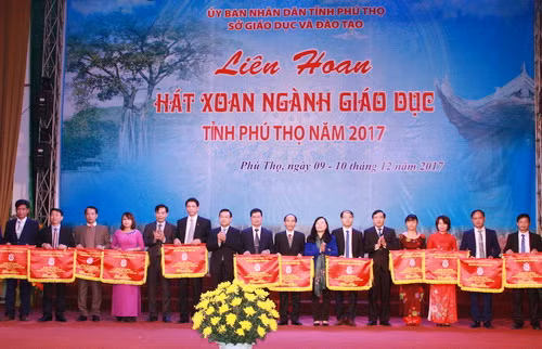 Ông Nguyễn Minh Tường cùng các đại biểu trao tặng cờ lưu niệm cho các đoàn tham gia Liên hoan Hát Xoan ngành Giáo dục tỉnh Phú Thọ năm 2017 Ông Nguyễn Minh Tường cùng các đại biểu trao tặng cờ lưu niệm cho các đoàn tham gia Liên hoan Hát Xoan ngành Giáo dục tỉnh Phú Thọ năm 2017
