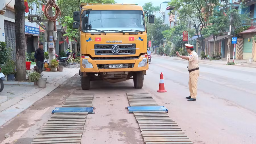 Lực lượng CSGT tỉnh Sơn La kiểm tra các phương tiện về hành vi quá tải trọng cho phép.