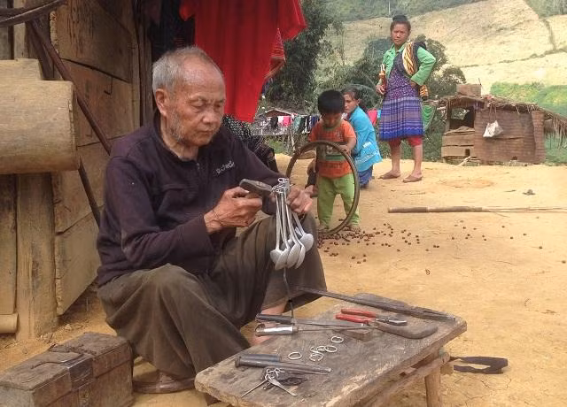 Ông Lù đang chế tạo thìa.