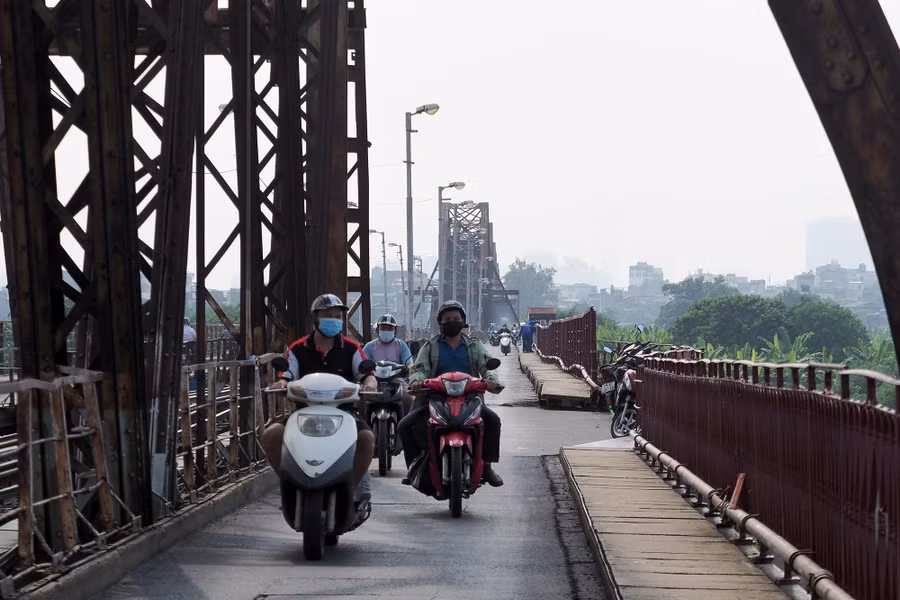 Phương tiện lưu thông hàng ngày qua cầu Long Biên.