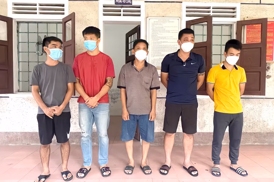 Các đối tượng cầm đầu, điều hành đường dây đánh bạc bị công an bắt giữ. Trong đó, chân sút Đặng Hùng Dũng (Dũng Verratti) mặc áo vàng.