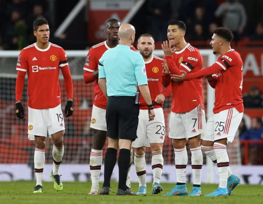 Ronaldo dẫn đầu nhóm cầu thủ Man Utd phản đối dữ dội quyết định công nhận bàn thắng của trọng tài.