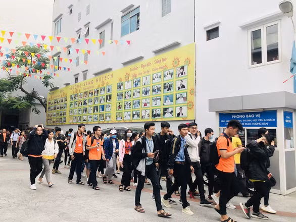 Toàn bộ sinh viên Trường ĐH Công nghệ TPHCM phải nghỉ học vì bệnh nhân 1342. Ảnh theo báo Tuổi trẻ