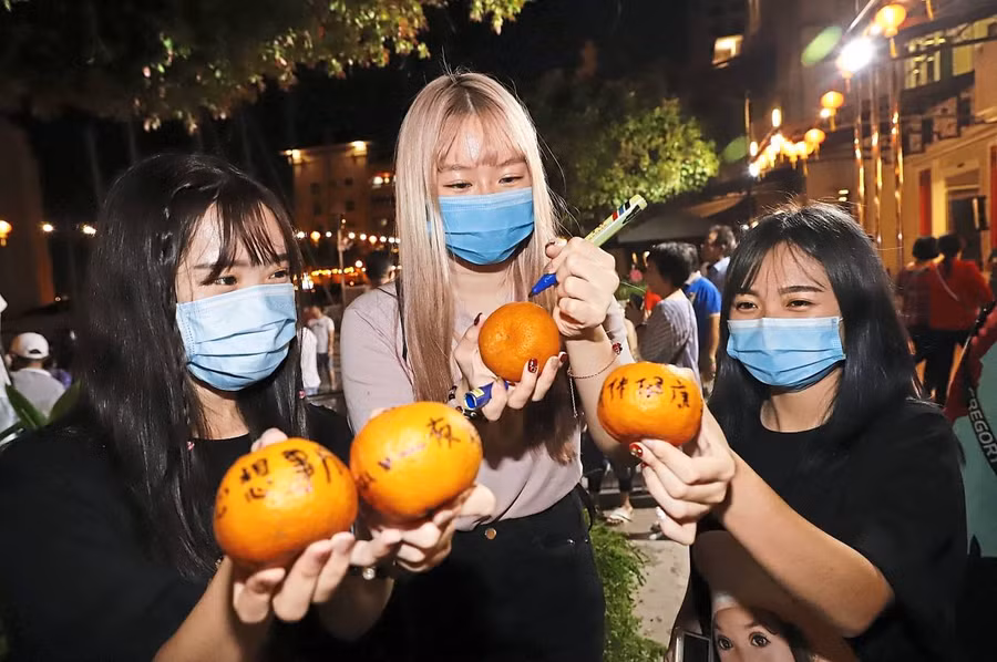 Các cô gái Malaysia viết lời ước lên quả quýt trong lễ hội Chap Go Meh. Các cô gái Malaysia viết lời ước lên quả quýt trong lễ hội Chap Go Meh.