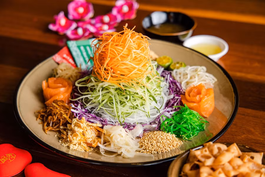 Yusheng là món ăn truyền thống ngày Tết tại nhiều quốc gia như Singapore, Trung Quốc... Yusheng là món ăn truyền thống ngày Tết tại nhiều quốc gia như Singapore, Trung Quốc...