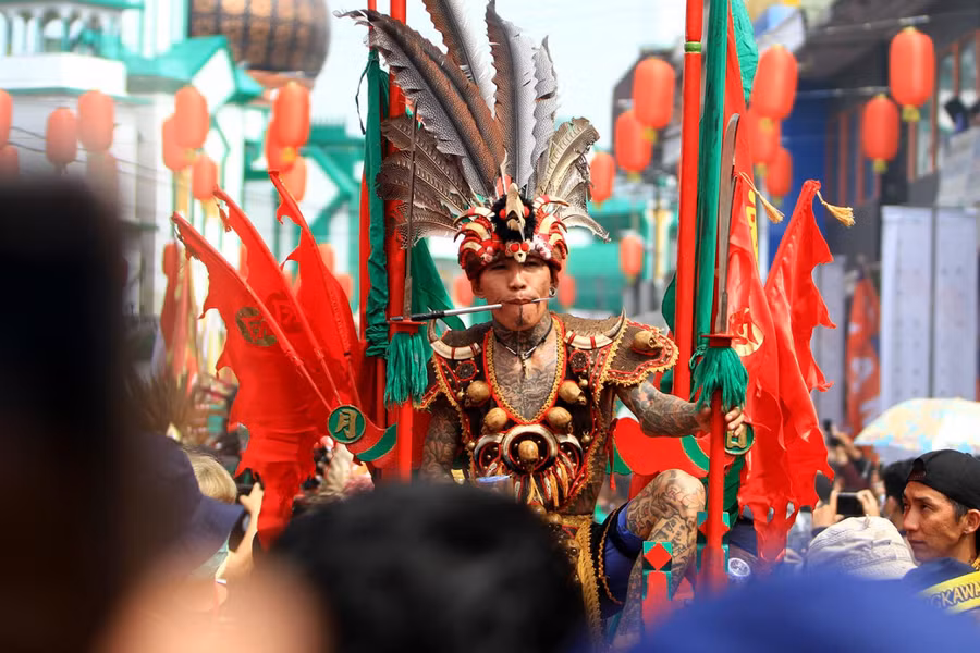 Tatung diễu hành trên đường phố Indonesia vào ngày tết để xua đuổi tà ma. Tatung diễu hành trên đường phố Indonesia vào ngày tết để xua đuổi tà ma.