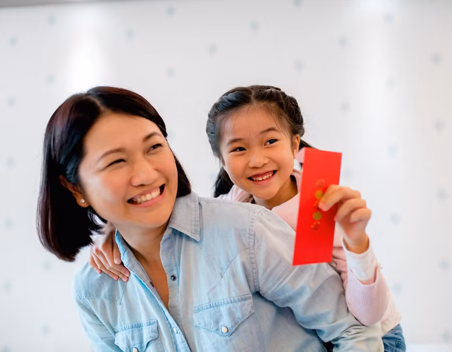 Bố mẹ Singapore tặng trẻ nhỏ phong bao lì xì cầu may mắn. Bố mẹ Singapore tặng trẻ nhỏ phong bao lì xì cầu may mắn.