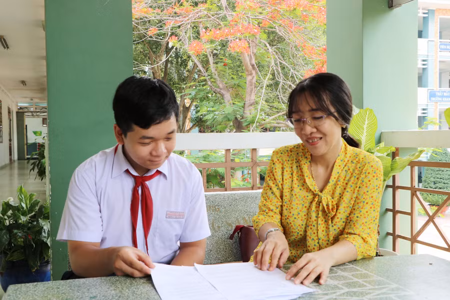 Cô Dương Hạnh Nguyên - Trường THCS Nguyễn Văn Cừ (TP Thủ Dầu Một - Bình Dương) và em Trương Tấn Duy, học sinh đoạt giải Nhất môn Vật lý trong kỳ thi chọn học sinh cấp tỉnh năm học 2020 - 2021. Ảnh: INT