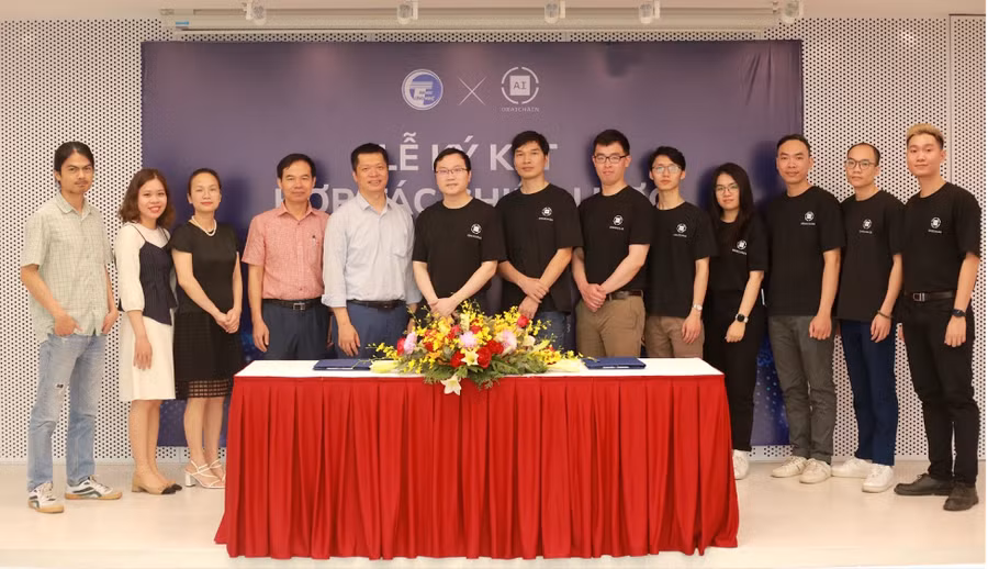 Lễ ký kết có sự tham dự của TS. Trần Quốc Long - Viện trưởng Viện Trí tuệ nhân tạo và TS. Đào Thành Chung - Giám đốc điều hành và đồng sáng lập Oraichain Labs, cùng đại diện của cả hai đơn vị.