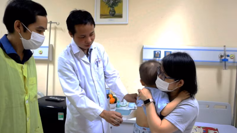 Sau mổ 12 giờ, trẻ đã vận động và ăn uống trở lại. Ảnh: BVCC.
