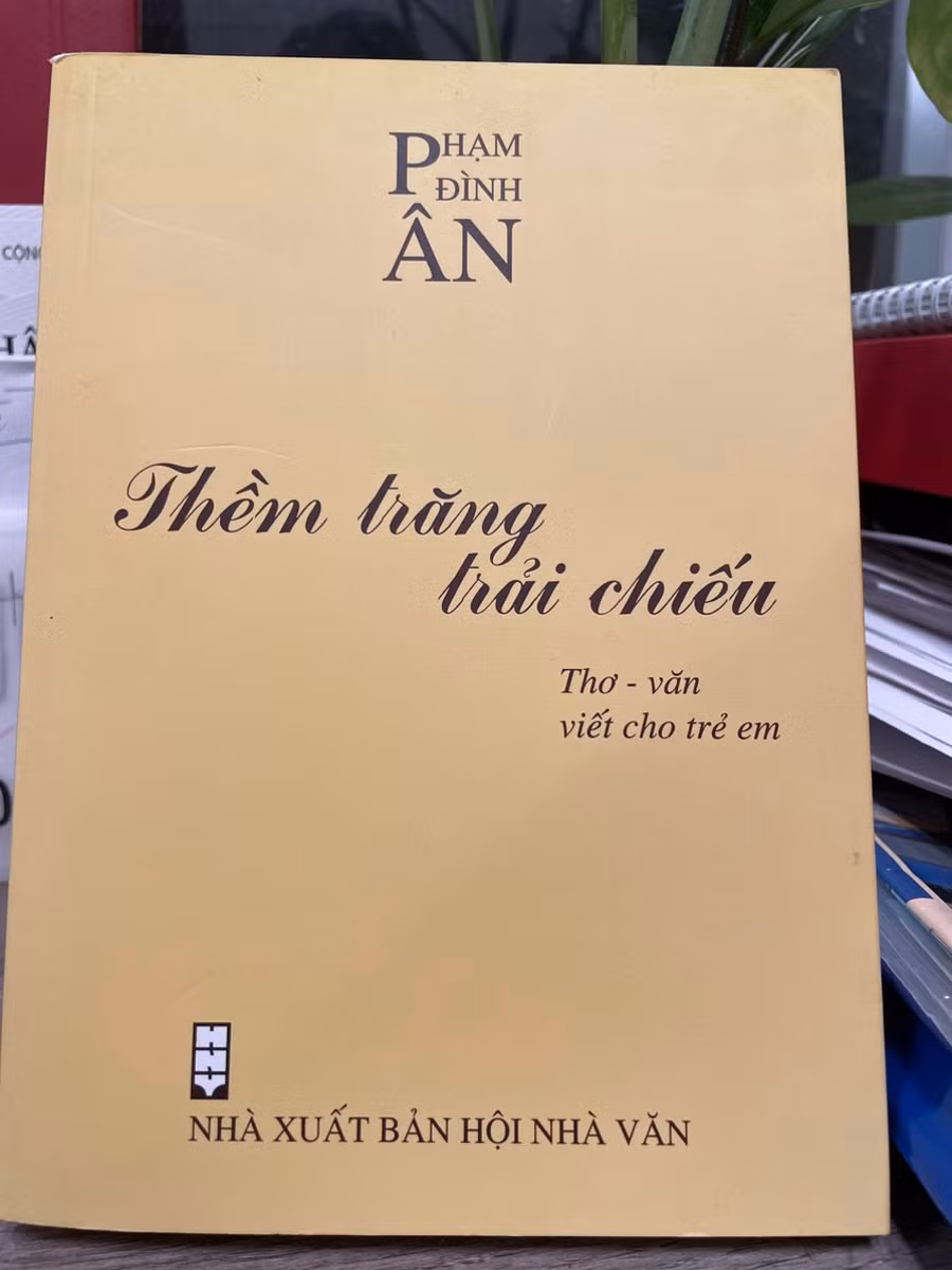 Tập thơ viết cho thiếu nhi 'Thềm trăng trải chiếu' của nhà thơ Phạm Đình Ân. Ảnh: AT. Tập thơ viết cho thiếu nhi 'Thềm trăng trải chiếu' của nhà thơ Phạm Đình Ân. Ảnh: AT.