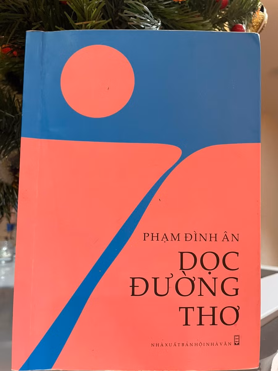 'Dọc đường thơ' - Tuyển thơ in năm 2019 của nhà thơ Phạm Đình Ân. Ảnh: AT. 'Dọc đường thơ' - Tuyển thơ in năm 2019 của nhà thơ Phạm Đình Ân. Ảnh: AT.