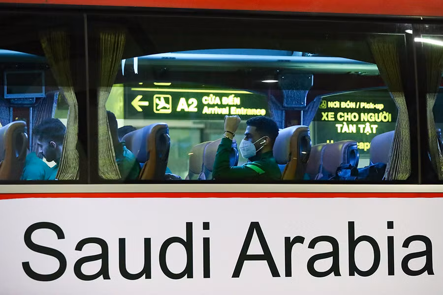 Saudi Arabia di chuyển về khách sạn khuya 12/1