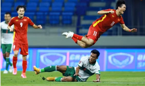 Cổ động viên Việt Nam hô hào cùng nhau “truy lùng” lai lịch của “võ sĩ” Pratama Arhan Alif.