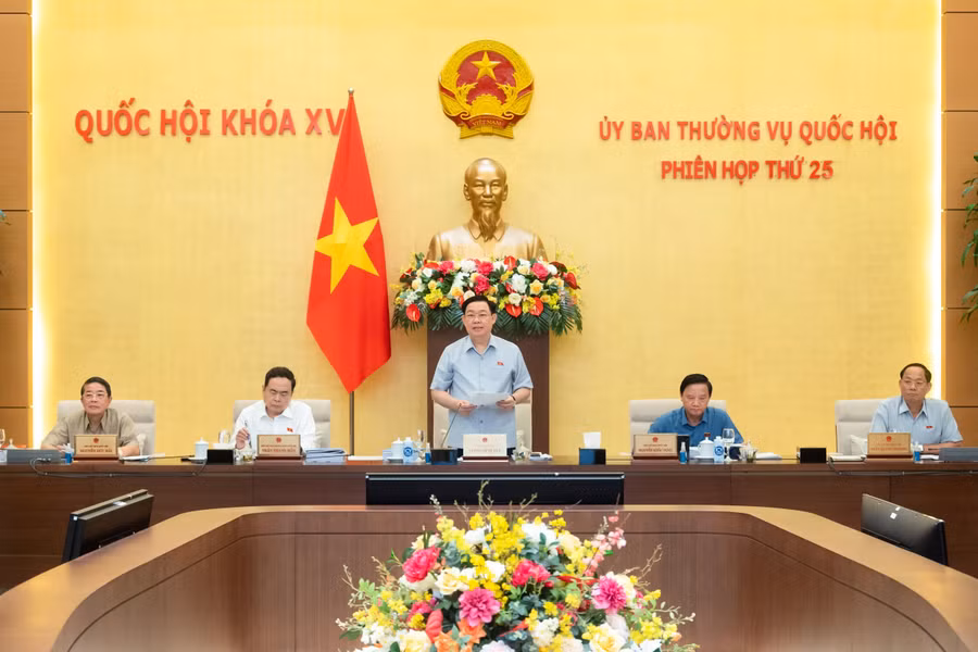 Chủ tịch Quốc hội cho biết, Ủy ban Thường vụ Quốc hội xem xét cho ý kiến về 11 dự án luật và dự thảo nghị quyết.
