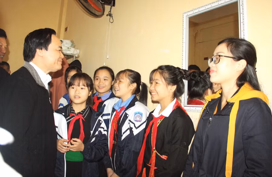 Bộ trưởng thăm khu nhà ở nội trú của học sinh trường PTDTNT THCS huyện Văn Yên