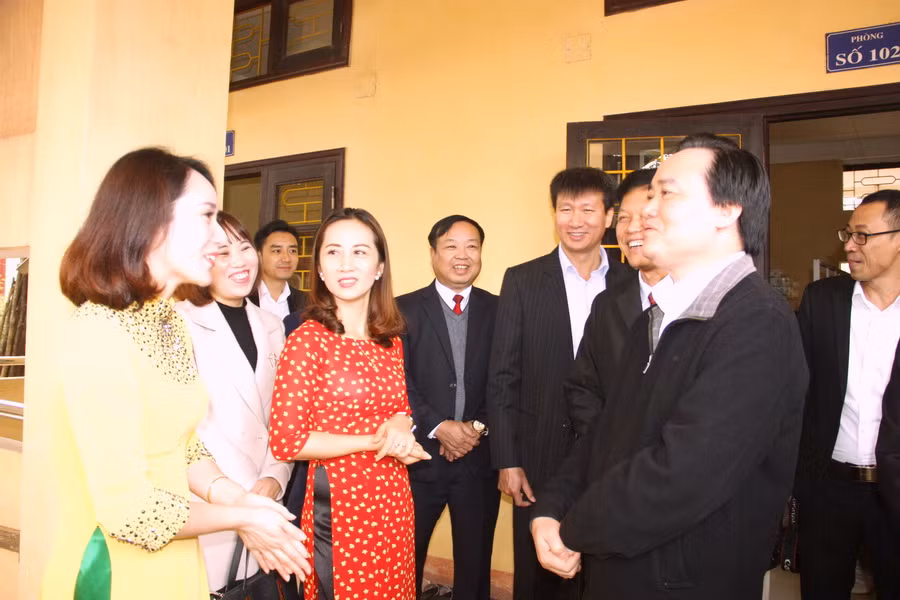 Bộ trưởng Phùng Xuân Nhạ lắng nghe tâm tư của giáo viên