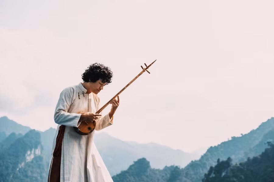 Nghệ sĩ Ngô Hồng Quang là người chơi nhạc cụ Việt một cách đúng nghĩa. Nghệ sĩ Ngô Hồng Quang là người chơi nhạc cụ Việt một cách đúng nghĩa.