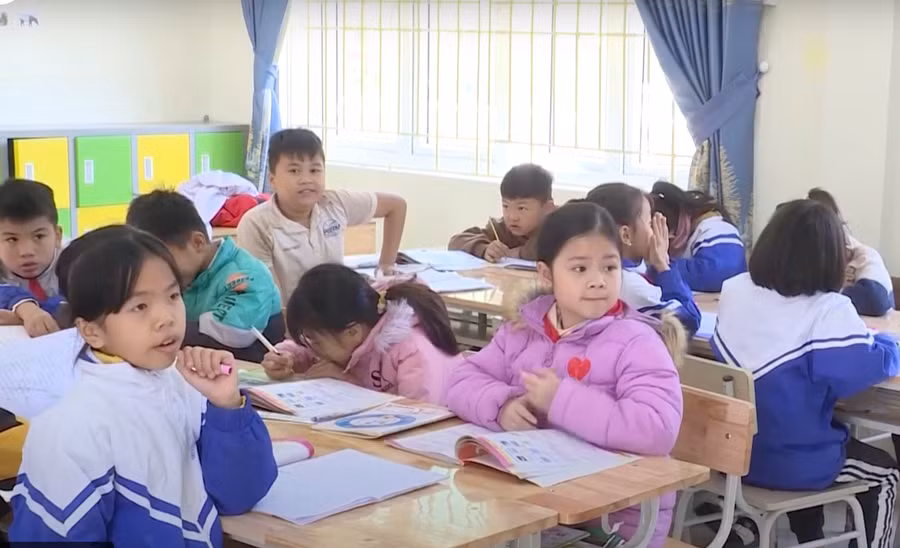 Học sinh Trường Tiểu học Trung Hạ học trong công trình chưa được nghiệm thu, bàn giao. Học sinh Trường Tiểu học Trung Hạ học trong công trình chưa được nghiệm thu, bàn giao.