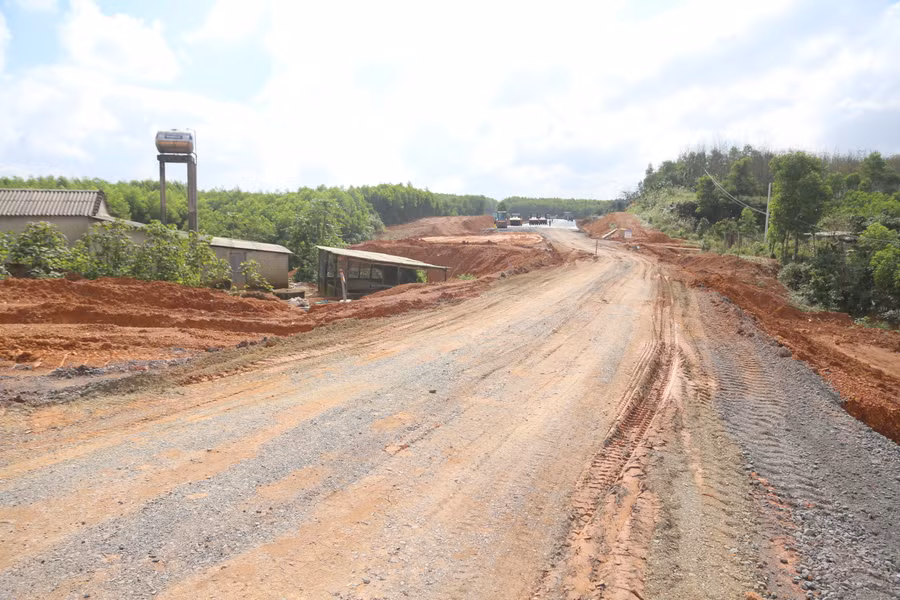 Cao tốc đoạn Vạn Ninh - Cam Lộ bị gián đoạn do chưa được bàn giao mặt bằng sạch. Ảnh: Đ. Đức Cao tốc đoạn Vạn Ninh - Cam Lộ bị gián đoạn do chưa được bàn giao mặt bằng sạch. Ảnh: Đ. Đức