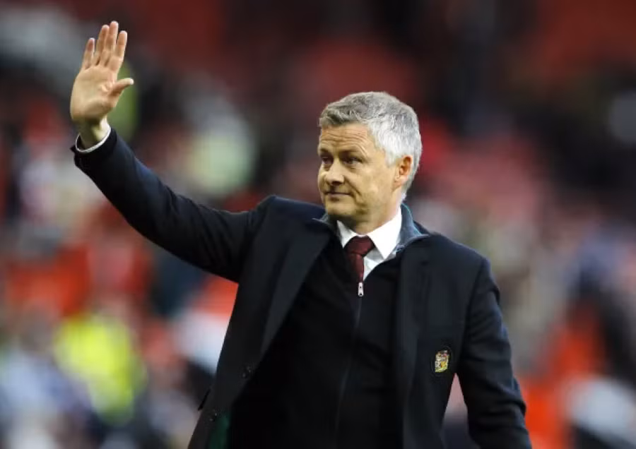 Solskjaer vẫy chào tạm biệt người hâm mộ.