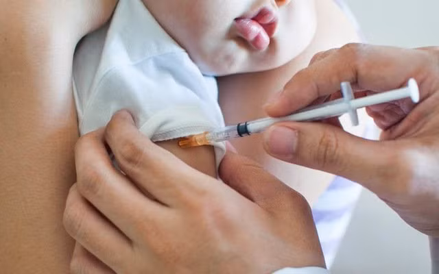 Tiêm chủng đầy đủ cho trẻ là biện pháp phòng bệnh hiệu quả. Ảnh minh họa