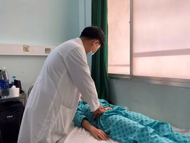 Bác sĩ Võ Thanh Hải thăm khám trước khi bệnh nhân xuất viện. Ảnh: BVCC.