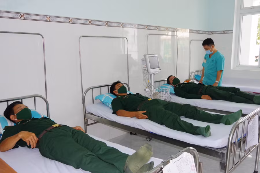 Các chiến sĩ được theo dõi sức khoẻ sau tiêm. Ảnh: SKĐS.