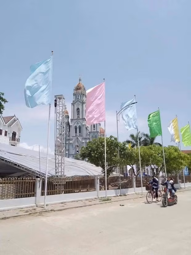 Theo đó, đám cưới của nam ca sĩ đình đám Vbiz sẽ được tổ chức ở một quảng trường lớn tại Nghệ An. Hiện rạp cưới đang được dựng hoàn thiện.