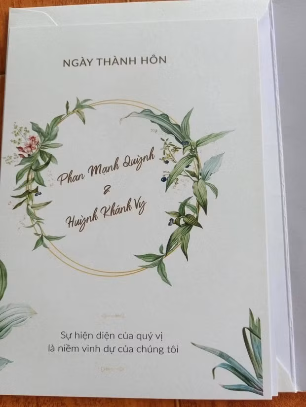 Hình ảnh thiệp cưới cũng được hé lộ.