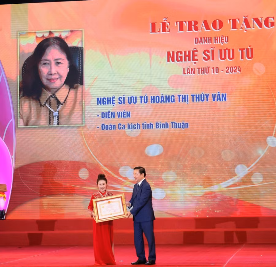Nghệ sĩ Thúy Vân nhận danh hiệu Nghệ sĩ Ưu tú. Ảnh: NVCC.