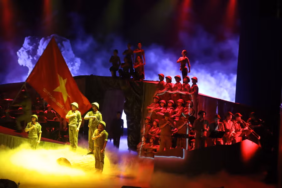 Tác phẩm 'Trấn thủ đỏ' của Đoàn Văn công Quân khu 2. Ảnh tư liệu. Tác phẩm 'Trấn thủ đỏ' của Đoàn Văn công Quân khu 2. Ảnh tư liệu.