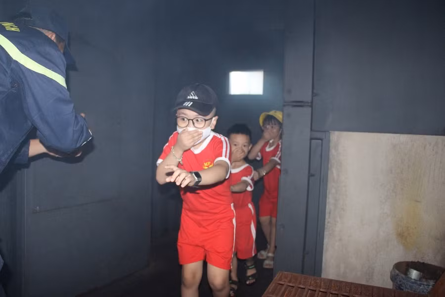Tuy mới 5 tuổi và vừa mới được các chiến sĩ hướng dẫn nhưng các bé thực hiện kỹ năng khá tốt