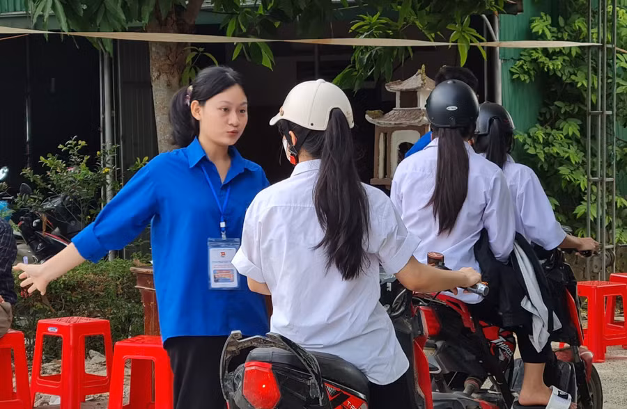 Trước khi các buổi thi bắt đầu, thanh niên tình nguyện đến từ rất sớm để bố trí các điểm giữ đồ, giữ xe miễn phí, sắp xếp phương tiện, hỗ trợ thí sinh di chuyển, phân luồng giao thông...