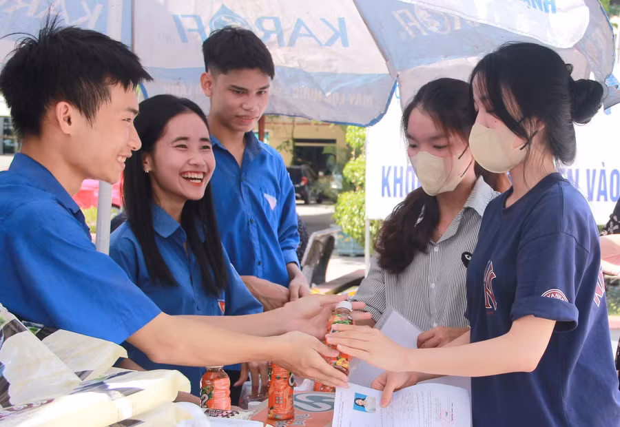 Trong kỳ thi quan trọng, sẽ có rất nhiều cảm xúc, nhưng những hình ảnh áo xanh tình nguyện sẽ để lại ấn tượng với nhiều người.