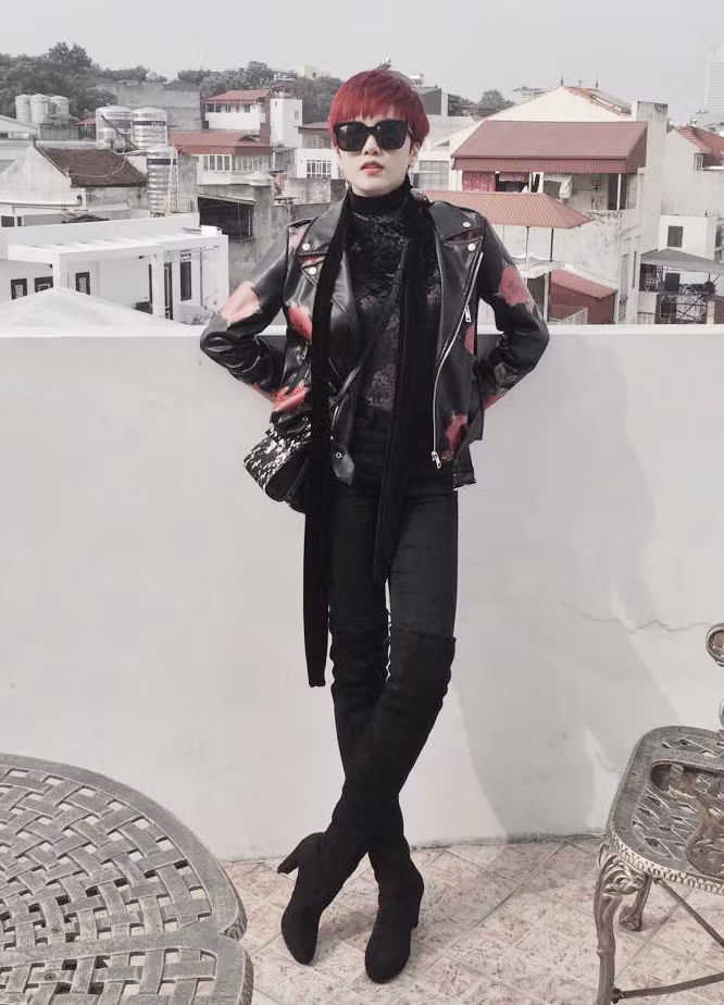 Trang phục "cây đen" giúp nữ ca sĩ nổi bật trong khung hình đời thường. Áo khoác họa tiết hoa hồng ton sur ton. Trang phục "cây đen" giúp nữ ca sĩ nổi bật trong khung hình đời thường. Áo khoác họa tiết hoa hồng ton sur ton.