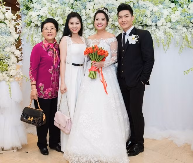 Lan Khuê cùng dàn sao tới dự tiệc cưới MC Hồng Phượng