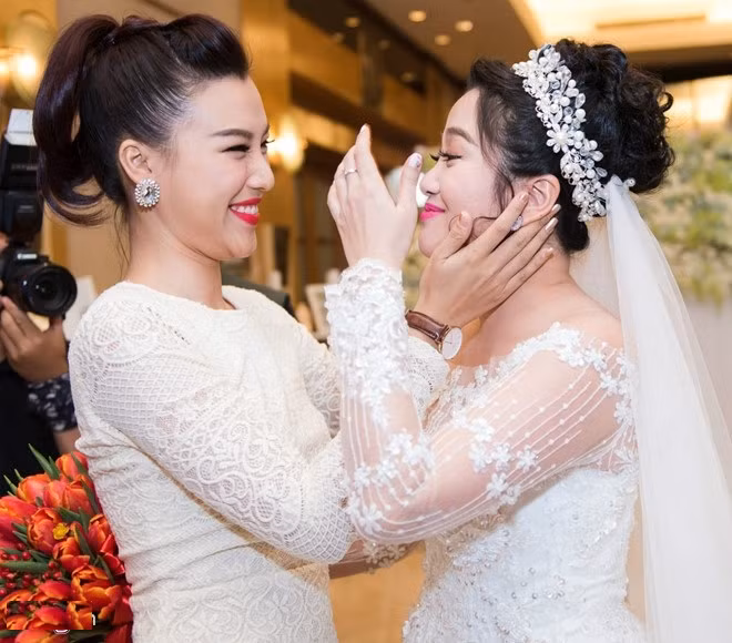Lan Khuê cùng dàn sao tới dự tiệc cưới MC Hồng Phượng