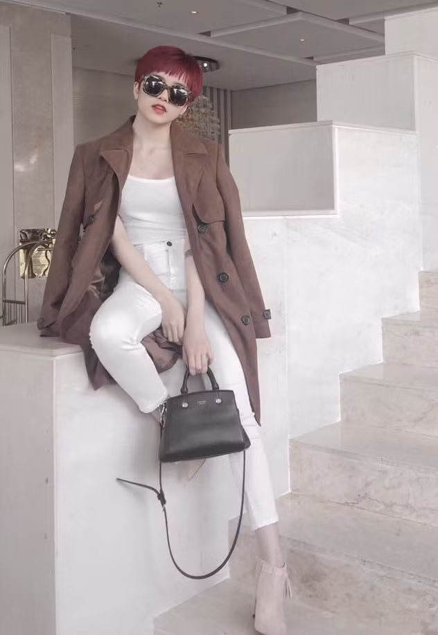Bộ cánh "cây trắng" đi cùng áo khoác hờ màu nâu ăn ý. Phụ kiện giày boots cổ ngắn và túi xách tạo sự hoàn hảo cho set đồ. Bộ cánh "cây trắng" đi cùng áo khoác hờ màu nâu ăn ý. Phụ kiện giày boots cổ ngắn và túi xách tạo sự hoàn hảo cho set đồ.
