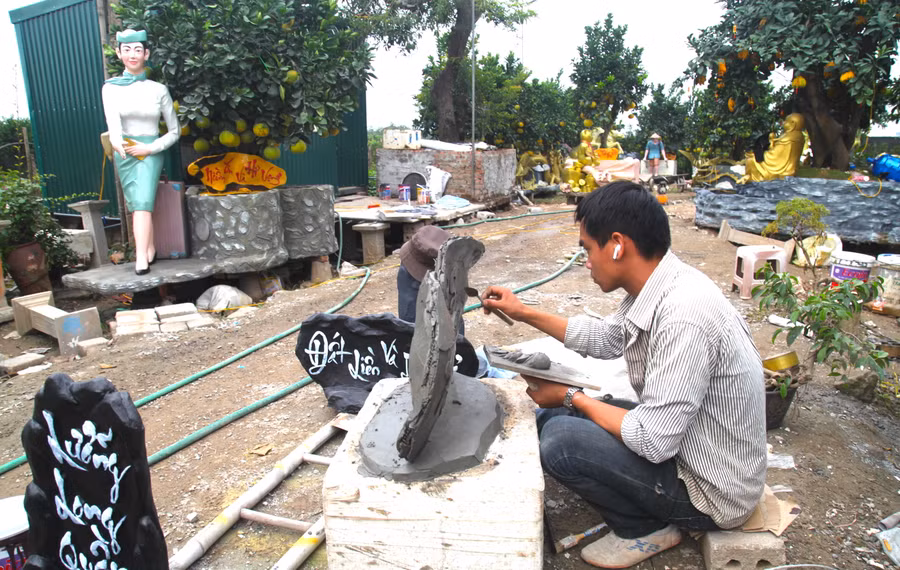 Bên cạnh việc chọn cây bưởi phù hợp với bể cảnh. Những nghệ nhân, người làm vườn phải tạo khung, lắp ghép, đắp, mài giũa, sơn, kẻ vẽ… một cách khéo léo.