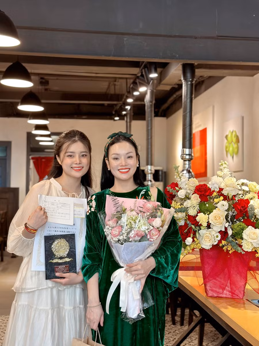 Phạm Thùy Linh cùng cô giáo của mình – ca sĩ, NSND Tân Nhàn. Ảnh: NVCC.