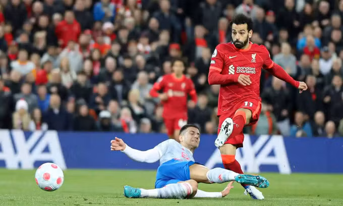 Salah lập cú đúp vào lưới Man Utd ở trận đấu bù vòng 30 hôm 20/4.