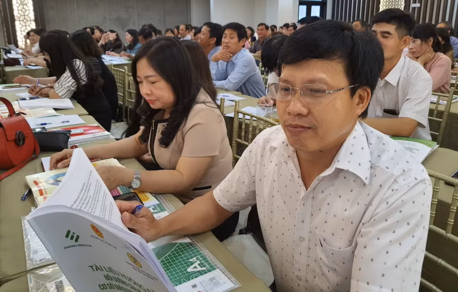Thầy Nguyễn Trọng Ngoạn – Hiệu trưởng Trường tiểu học thị trấn Phú Hòa (Chư Păh, Gia Lai).