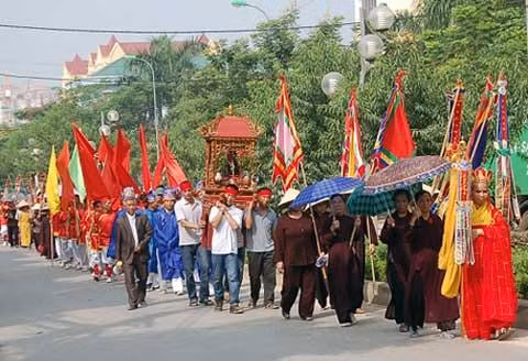 Lễ hợp táng vợ chồng Tiến sĩ Nguyễn Kiều - nữ sĩ Đoàn Thị Điểm vào tháng 7/2011.