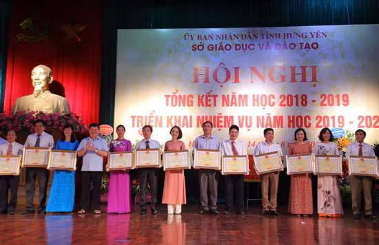 Ông Nguyễn Văn Phóng trao tặng Bằng khen cho các tập thể và cá nhân hoàn thành xuất sắc nhiệm vụ năm học. Ảnh: Việt Hà Ông Nguyễn Văn Phóng trao tặng Bằng khen cho các tập thể và cá nhân hoàn thành xuất sắc nhiệm vụ năm học. Ảnh: Việt Hà