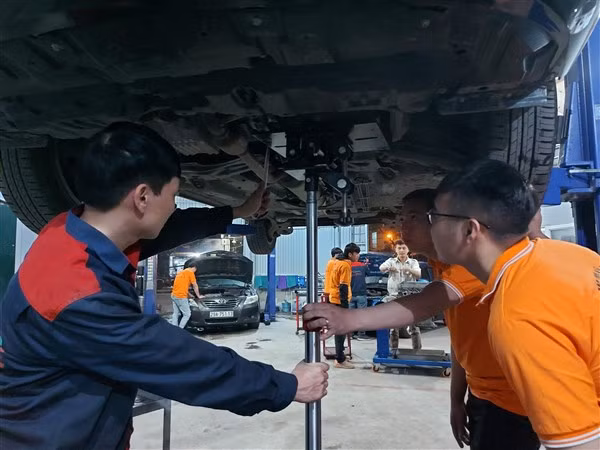 ThS Lê Hữu Chúc đam mê nghiên cứu bên những cỗ máy đầy dầu mỡ.