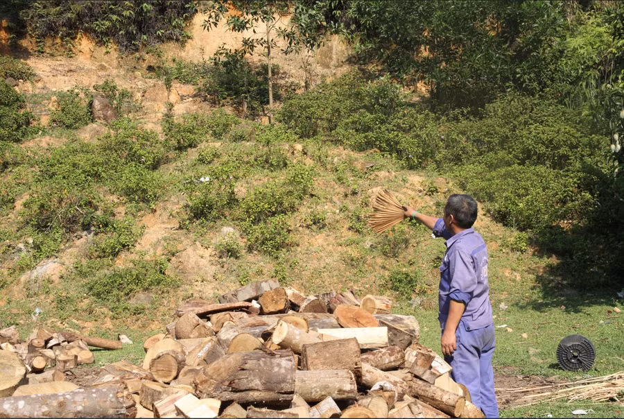 Ông Nguyễn Văn Bằng cho biết, mỗi khi trời mưa to, đất trên đồi cao ào ào đổ xuống khu mặt bằng tái định cư và tràn vào nhà dân.